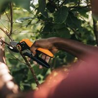 Fiskars Amboss-Gartenschere mit Power-Lever Technologie für trockenes und hartes Holz, antihaftbeschichtet, edelstahl-Klingen, Länge 22,1 cm, Schwarz/Orange