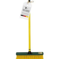 Fritze Krallenbesen Hof & Garten 45 cm Kehrbreite mit Stiel - Besen für Laub, Nadeln und Sand - abgewinkelte Borsten - ideal für Pflastersteine und Gartenwege - Premium-Besen - Made in Germany