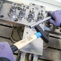 Hazet Schlosserhammer mit Stahl-Stielschutzhülse Bluguard, Hickoryholz, Güteklasse A, 500 g, Länge: 320 mm