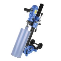 Professionelle handgeführte Diamant-Kernbohrmaschine mit neigbarem Bohrständer für Beton, 2100W Motor, 3-Gang-Getriebe und hohe Drehzahl von bis zu 2730 U/min.