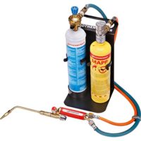 Vollausgestatteter Set für Hartlöten und Schweißen mit zwei Sprayflaschen auf einem schwarzen Stand mit blauen und orangefarbenen Kabeln.