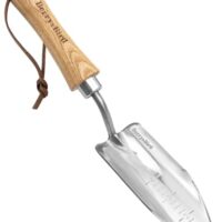 Edelstahl Gartenkelle mit Holzgriff und Messskala für müheloses Graben und Pflanzen umtopfen