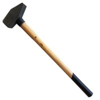 Ein Schlosserhammer mit einem Holzgriff liegt auf einer weißen Oberfläche. Der Grifft des Hammers hat einen schwarzen Gummigriff und ein kleines schwarzes Logo in der Mitte. Das Kopf des Hammers, das sich nach oben richtet, ist schwarz und aus Metall gefertigt. Der Ende des Kopfs ist leicht gebogen, was ihm einen kompakteren Erscheinungsbild verleiht. Trotz seiner Verwendung für Werkstattzwecke sieht dieser Hammer wie in gutem Zustand ohne sichtbare Zeichen von Verschleiß oder Beschädigung aus.