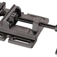 Original Einhell Schraubstock mit hoher Spannweite und breiten Spannbacken für Säulenbohrmaschinen, einfach auf Bohrtisch montierbar.