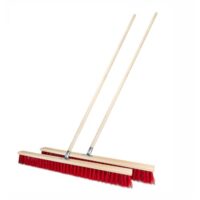 Robuster Gartenbesen für Asphalt, Beton und Steinoberflächen mit stabilen Borsten