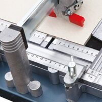 Professioneller Fliesenschneider mit 920 mm Schnittlänge, zwei Führungsschienen und Stahl-Grundplatte für präzise Schnitte in der Holzbearbeitung.