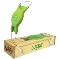 Gärtnerin mit LUCKO Jätefaust Unkraut entfernt effektiv und ergonomisch in verschiedenen Gartenbereichen.