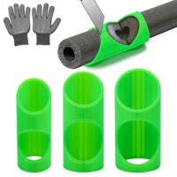 Einsetzung einer Rohrisolierung mit drei verschiedenen Durchmessern 15 mm, 22 mm und 28 mm. Die Schneidhilfe sorgt für präzise Isolierungen in privaten und industriellen Umgebungen.