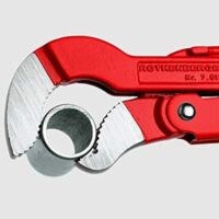 Rothenberger Industrial Eckrohrzange 45° mit chrom-vanadium-stahlfertiger Konstruktion und S-förmigem Maul für sicheren Halt von Rohren und Verschraubungen.