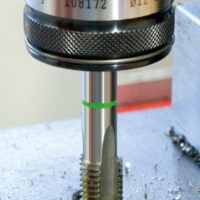 Hochwertiger Maschinengewindebohrer aus HSS Co 5 für Durchgangsgewinden mit verstärktem Schaft und hoher Warmfestigkeit.