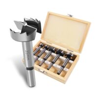 Forstnerbohrer Set mit 5 Bohrern in verschiedenen Durchmessern (15/20/25/30/35 mm) und Holzbox für perfekte Lochungen in Hart- und Weichholz.