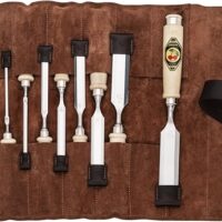 Hochwertiges Stechbeitelset mit 8 verschiedenen Größen (4, 6, 10, 12, 16, 20, 26, 30mm) und Veloursleder-Tasche für sicheren Transport und Aufbewahrung.