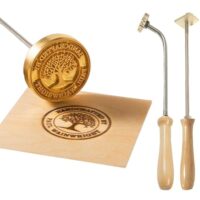 Personalisierter Brennstempel aus Messing mit Holzgriff, ideal für das Branden von Holz, Steak und Kunststoffe. Mehrere Größen erhältlich.