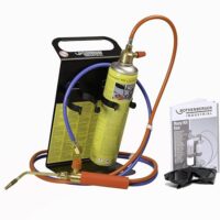 Ein Set aus einem Autogenschweiß- und Hartlötgerät von ROTHENBERGER, bestehend aus einer gelben Maschine mit schwarzen und orangefarbenen Akzenten. Die Maschine ist an eine blaue Schlauchleitung angeschlossen, die rote Verbindungen hat.