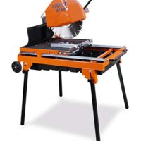 Bild einer GÖLZ MC400 Steintrennsäge, die ein Werkzeug für schnelle und präzise Schnitte in Stein, Beton und anderen harten Materialien ist. Die Sache verfügt über eine diamant-tipped Blade von 400mm Durchmesser und kann Materialien bis zu 22mm Dicke schneiden.