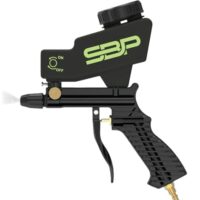 Effektive Reinigung mit der Sandstrahlpistole. Leistungsstarkes Werkzeug für Rost, Farbe und hartnäckigen Schmutz auf verschiedenen Oberflächen.