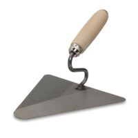 Maurerkelle mit S-Hals und konisch geschliffenem Stahlblatt aus gehärtetem 1,2mm-Stahl. Ergonomischer Holzgriff.