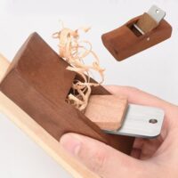Mini-Holzbearbeitungshobel mit ergonomischem Design und kompakter Form für perfekte Ergebnisse bei DIY-Projekten und Präzisionsglättung von Holzoberflächen.