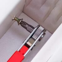 Rechtwinkliger Ratschen-Schraubendreher mit 90-Grad-rechtwinkligem Kopf, rotem Griff für Elektronik, Autos, Möbelreparatur. Manuelles Werkzeug aus Stahl für enge Räume mit Vorwärts-/Rückwärtsschalter.