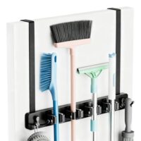 Besenhalterung für die Tür, Wandhalterung für Besen und Gartengeräte, Schwarz, 4 Regale und 4 Haken, Abstellraum Ordnungssystem, Bohrlos installierbar