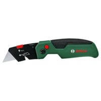 Das Bosch Klappmesser ist ein robustes und kompaktes Werkzeug für Heimwerker. Es verfügt über drei SK5-Stahlklingen, die leicht einzutauschen sind. Das Gerät ist ideal für verschiedene Aufgaben, wie z.B. das Schneiden von Metall, Holz oder Kunststoff.