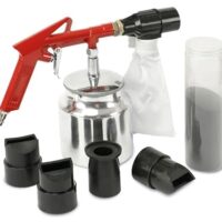 Druckluft-Sandstrahlpistole mit Stahldüse, Vorratsbehälter und Auffangsack für effizientes Reinigen von Oberflächen