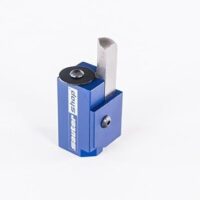 Eckenstanzmeißel für präzises Stanzen von Ecken bei Beschlag- und Infräsungstechnik. Effizientes Werkzeug, schnell und einfach zu verwenden, ohne zusätzliche Einsatz von Stemmeisen.