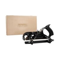 Hochwertiger Gusseisenkörper mit präzise geschliffener Basis für Tischlerarbeiten, Fräsarbeiten und Querholzbearbeitung in einer aufklappbaren Holzbox