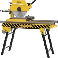 Leistungsstarke Steintrennmaschine für Profis und Heimwerker mit schwenkbarem Kopf, kugelgelagertem Fahrwerk und integrierter Wasserpumpe