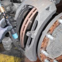 HAZET Mini Nadelentroster 9035M-6, druckluftbetriebener Entferner von Verschmutzungen aus Metallteilen mit 13 Edelstahl-Nadeln und einer Geschwindigkeit von 3000 Schlägen pro Minute