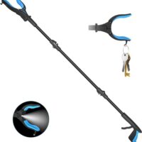 Praktische Greifhilfe fur Senioren mit langem Greiferkopf und integriertem Scheinwerfer, ideal zur Erreichung von Gegenstanden in dunklen Umgebungen.