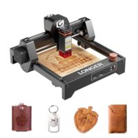 Der LONGER Ray5 mini 2,5W Lasergravierer ist ein leistungsstarker CNC-Laserschneider für Holz, Metall, Acryl und Leder. Mit seiner ultrafeinen Laserstrahl erreicht er Präzisionsgravierungen von 0,01 mm und eine Geschwindigkeit bis zu 12.000 mm/min.