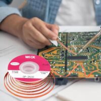 Lötdochtgeflecht mit 3 Meter Länge, ideal zum Entfernen von Relais und anderen Komponenten von Leiterplatten, korrigieren von Fehlern auf Leiterplatten und löten mechanischer Tastaturschalter. Das geflochtene Lötdocht ist geometrisch präzise mit Kupfer gewebt und arbeitet vom Entlötdochte.