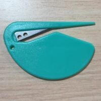 Multifunktionales Werkzeug für Schneideaufgaben, Mini-Brieföffner aus Kunststoff mit praktischen Funktionen wie Papierschneider, Seilschneider und Drahtschneider.