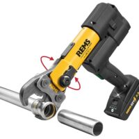 Leistungsstarke Akku-Radialpresse mit LED-Arbeitsleuchte und Planetengetriebe für Pressverbindungen 10 bis 108 mm