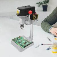 Einstellbare Standbohrmaschine für Bohrungen in Holz, Kunststoffplatten, Harzplatten, Aluminium und Verbundplatten mit hoher Geschwindigkeit von 1800-12000/min.