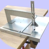Professionelles Werkzeug für exakte Sägeschnitte mit Rollenführung, ideal für Stichsägen und höchste Genauigkeit