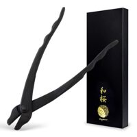 Handgeschmiedete Bonsai-Zange mit schwarzer Beschichtung und japanischem Design, hergestellt in Japan, ideal für das Umwickeln von Draht bei Bonsai-Anfängern und Fortgeschrittenen.