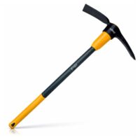 Große Kreuzhacke aus Fiberglas mit 90 cm Länge und 3,46 kg Gewicht. Ideal für harte, steinige Böden im Garten oder auf der Baustelle.