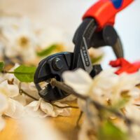 KNIPEX CoBolt Kompakt-Bolzenschneider mit schlanken Mehrkomponenten-Hüllen 200 mm - hochwertiger Bolzenschneider für weichen und harten Draht sowie Pianodraht