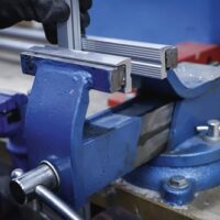 Schraubstock-Schutzbacken aus Aluminium mit Magnethaftung und Längsprofil für sicheres Einspannen von Werkstücken