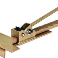 Einige Seiten werden mit einer hochwertigen Schneidemaschine formatiert