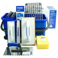 Umfassendes Waschset für professionelle Fugen- und Fliesenreinigung. Enthält Gittereinlage, Räder, Doppelrolle, Fliesenwaschbrett, Fugenbrett und Glättekelle.