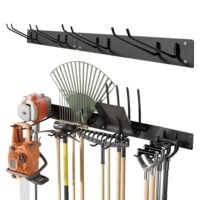 Stabil und belastbarer Gartengerätehalter aus Metall mit 4 Doppelhaken, perfekt für den Einsatz im Garten oder in der Werkstatt.