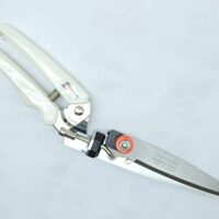 Rostfreie Grasschere mit 3 Klingenpositionen und langem Schnitt für pflegeleichtes Rasenschnitt- Ergebnis