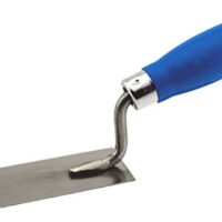 Mauererkellen, Set aus verschiedenen Formen: Hamburger Spitzkelle, Stukkateurspachtel, Inneneckenkelle, Außeneckenkelle und Doppelseitiges Fugeneisen für Mauerbearbeitung.