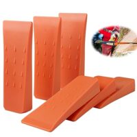 Sechs orangefarbene Kettensägen Fällkeile mit 6 Zoll Länge aus Kunststoff, zum kontrollierten Fällen von Bäumen geeignet.