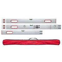 Set von drei Aluminium-Messlaten mit je vier kleinen Löchern am oberen Ende, verteilt auf einem weißen Hintergrund. Ein rotes Produktverpackung ist rechts im Bild zu sehen.