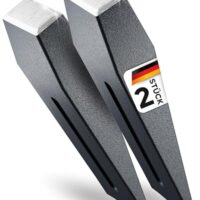 Zwei graue Metallspaltkeile für das Holzsägen und -spalten. Hochwertige, langlebige Werkzeuge aus Stahl für gleichmäßige und gerade Ergebnisse.