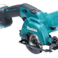 Bild einer Makita Akku-Handkreissäge HS301DZ, ein leistungsstarkes Werkzeug für Heimwerker und Profis. Mit kompakter Größe und niedrigem Gewicht ermöglicht sie problemlos den Einsatz in jedem Raum.